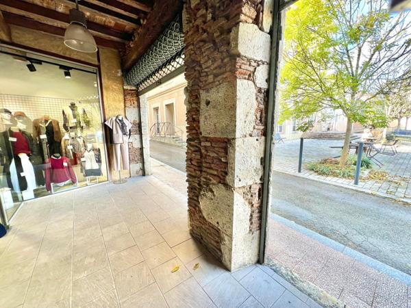 IMMEUBLE AVEC LOCAL COMMERCIAL ET 3 APPARTEMENTS