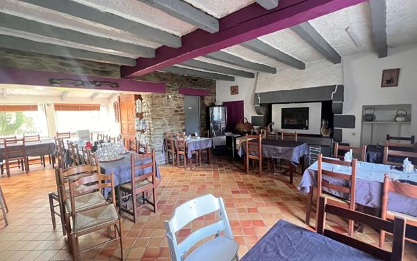 Immeuble à vendre    4 pièces • 407 m2 Saint-Hernin