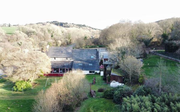 Immeuble à vendre    4 pièces • 407 m2 Saint-Hernin