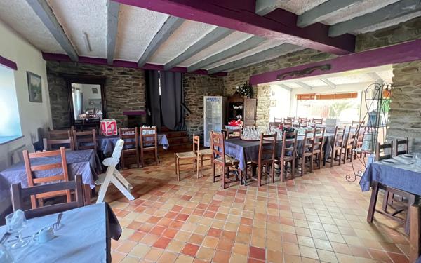 Immeuble à vendre    4 pièces • 407 m2 Saint-Hernin