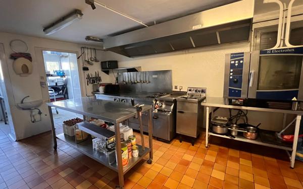 Immeuble à vendre    4 pièces • 407 m2 Saint-Hernin