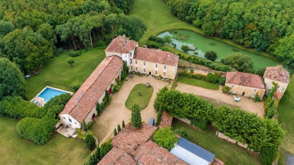 Propriété historique du XVème siècle en lisière de forêt