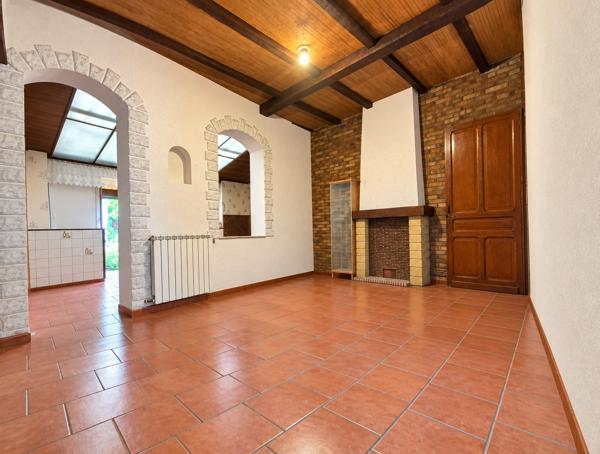 Maison proche centre ville - 2 belles chambres - jardins - garage double porte - combles - a renover
