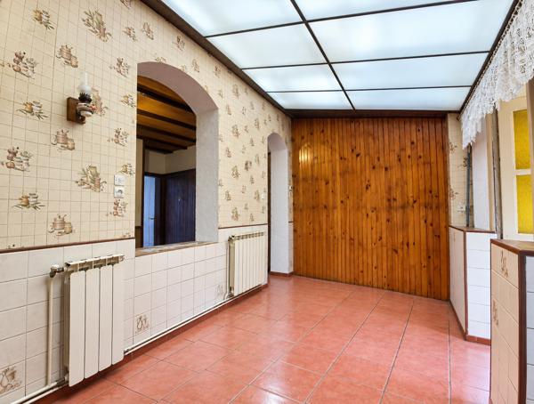 Maison proche centre ville - 2 belles chambres - jardins - garage double porte - combles - a renover