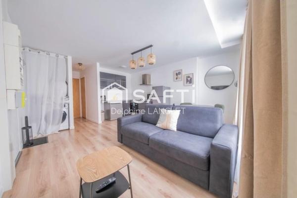 En plein cœur d’Épernay, découvrez cet appartement T2 entièrement refait à neuf, meublé, au 1er étage d’une petite copropriété aux faibles charges. Idéal pour un investisseur ou un primo-accédant, ce bien rare allie confort, emplacement privilégié et rentabilité.