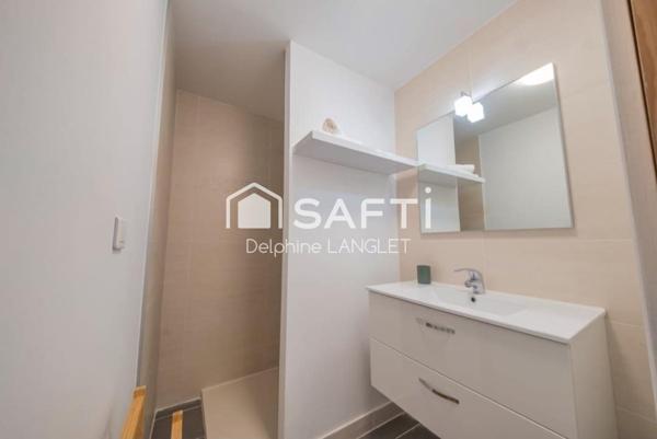 En plein cœur d’Épernay, découvrez cet appartement T2 entièrement refait à neuf, meublé, au 1er étage d’une petite copropriété aux faibles charges. Idéal pour un investisseur ou un primo-accédant, ce bien rare allie confort, emplacement privilégié et rentabilité.