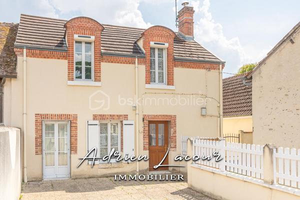 ROMORANTIN-LANTHENAY (41200) - JOLIE MAISON EN CENTRE VILLE, proche de la gare et au cœur de toutes les commodités, vous profiterez au rez-de-chaussée d’un salon/séjour, d'une cuisine aménagée et équipée avec cheminée ainsi que la climatisation réversible, d'une buanderie et d'une salle d'eau avec wc. A l'étage, un palier avec placards, 2 chambres dont une avec climatisation réversible et un cabinet de toilette avec wc et lavabo. Attenant à la cuisine, un préau fermé donnant accès à une petite courette sur le côté de la maison. Cour fermé sur le devant d'environ 35 m² avec portail.
Chauffage électrique et climatisation par pompe à chaleur air/air (Split)…
A découvrir rapidement!

Pour visiter et vous accompagner dans votre projet n'hésitez pas à me contacter, ADRIEN LACOUR.
- ESTIMATION GRATUITE DE VOTRE BIEN -