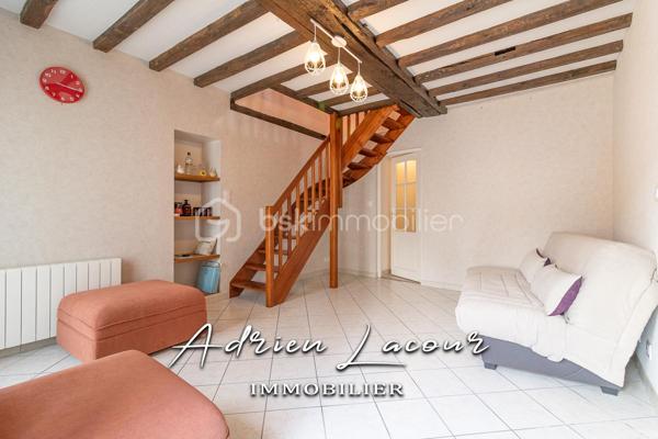 ROMORANTIN-LANTHENAY (41200) - JOLIE MAISON EN CENTRE VILLE, proche de la gare et au cœur de toutes les commodités, vous profiterez au rez-de-chaussée d’un salon/séjour, d'une cuisine aménagée et équipée avec cheminée ainsi que la climatisation réversible, d'une buanderie et d'une salle d'eau avec wc. A l'étage, un palier avec placards, 2 chambres dont une avec climatisation réversible et un cabinet de toilette avec wc et lavabo. Attenant à la cuisine, un préau fermé donnant accès à une petite courette sur le côté de la maison. Cour fermé sur le devant d'environ 35 m² avec portail.
Chauffage électrique et climatisation par pompe à chaleur air/air (Split)…
A découvrir rapidement!

Pour visiter et vous accompagner dans votre projet n'hésitez pas à me contacter, ADRIEN LACOUR.
- ESTIMATION GRATUITE DE VOTRE BIEN -