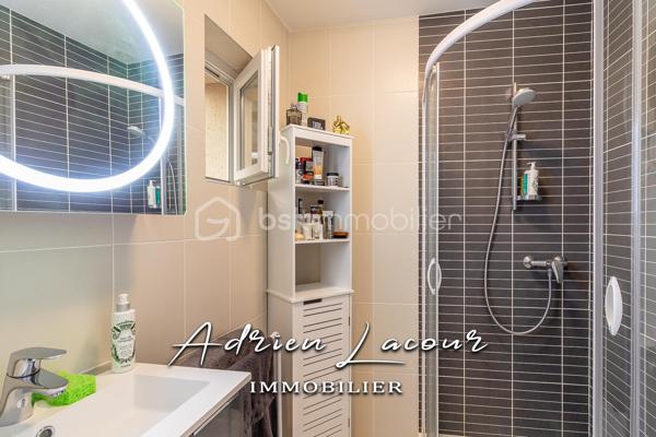 ROMORANTIN-LANTHENAY (41200) - JOLIE MAISON EN CENTRE VILLE, proche de la gare et au cœur de toutes les commodités, vous profiterez au rez-de-chaussée d’un salon/séjour, d'une cuisine aménagée et équipée avec cheminée ainsi que la climatisation réversible, d'une buanderie et d'une salle d'eau avec wc. A l'étage, un palier avec placards, 2 chambres dont une avec climatisation réversible et un cabinet de toilette avec wc et lavabo. Attenant à la cuisine, un préau fermé donnant accès à une petite courette sur le côté de la maison. Cour fermé sur le devant d'environ 35 m² avec portail.
Chauffage électrique et climatisation par pompe à chaleur air/air (Split)…
A découvrir rapidement!

Pour visiter et vous accompagner dans votre projet n'hésitez pas à me contacter, ADRIEN LACOUR.
- ESTIMATION GRATUITE DE VOTRE BIEN -