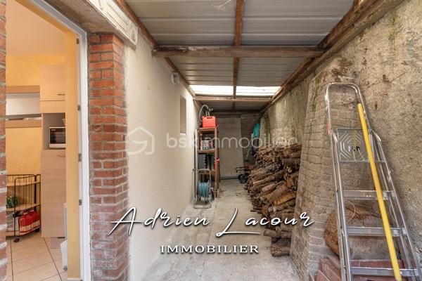 ROMORANTIN-LANTHENAY (41200) - JOLIE MAISON EN CENTRE VILLE, proche de la gare et au cœur de toutes les commodités, vous profiterez au rez-de-chaussée d’un salon/séjour, d'une cuisine aménagée et équipée avec cheminée ainsi que la climatisation réversible, d'une buanderie et d'une salle d'eau avec wc. A l'étage, un palier avec placards, 2 chambres dont une avec climatisation réversible et un cabinet de toilette avec wc et lavabo. Attenant à la cuisine, un préau fermé donnant accès à une petite courette sur le côté de la maison. Cour fermé sur le devant d'environ 35 m² avec portail.
Chauffage électrique et climatisation par pompe à chaleur air/air (Split)…
A découvrir rapidement!

Pour visiter et vous accompagner dans votre projet n'hésitez pas à me contacter, ADRIEN LACOUR.
- ESTIMATION GRATUITE DE VOTRE BIEN -