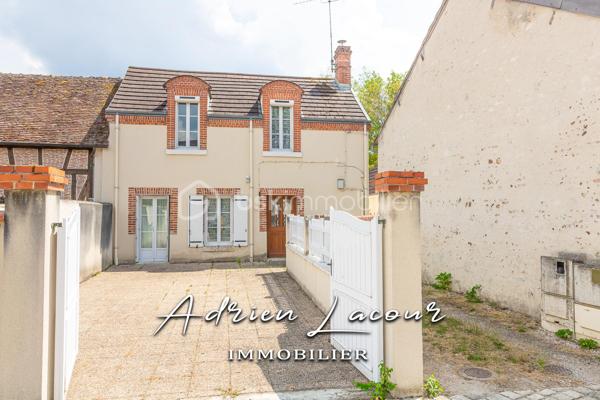 ROMORANTIN-LANTHENAY (41200) - JOLIE MAISON EN CENTRE VILLE, proche de la gare et au cœur de toutes les commodités, vous profiterez au rez-de-chaussée d’un salon/séjour, d'une cuisine aménagée et équipée avec cheminée ainsi que la climatisation réversible, d'une buanderie et d'une salle d'eau avec wc. A l'étage, un palier avec placards, 2 chambres dont une avec climatisation réversible et un cabinet de toilette avec wc et lavabo. Attenant à la cuisine, un préau fermé donnant accès à une petite courette sur le côté de la maison. Cour fermé sur le devant d'environ 35 m² avec portail.
Chauffage électrique et climatisation par pompe à chaleur air/air (Split)…
A découvrir rapidement!

Pour visiter et vous accompagner dans votre projet n'hésitez pas à me contacter, ADRIEN LACOUR.
- ESTIMATION GRATUITE DE VOTRE BIEN -