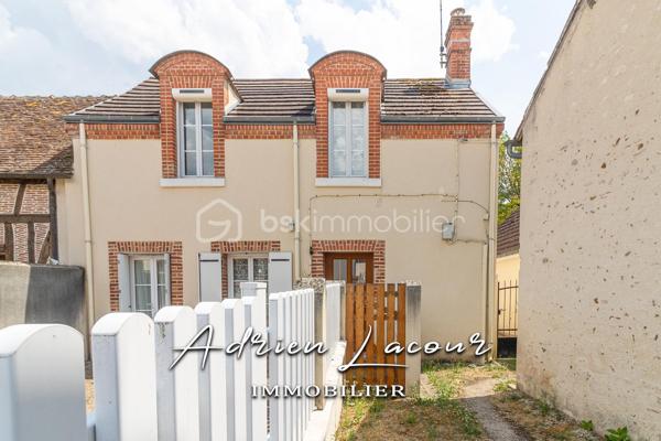 ROMORANTIN-LANTHENAY (41200) - JOLIE MAISON EN CENTRE VILLE, proche de la gare et au cœur de toutes les commodités, vous profiterez au rez-de-chaussée d’un salon/séjour, d'une cuisine aménagée et équipée avec cheminée ainsi que la climatisation réversible, d'une buanderie et d'une salle d'eau avec wc. A l'étage, un palier avec placards, 2 chambres dont une avec climatisation réversible et un cabinet de toilette avec wc et lavabo. Attenant à la cuisine, un préau fermé donnant accès à une petite courette sur le côté de la maison. Cour fermé sur le devant d'environ 35 m² avec portail.
Chauffage électrique et climatisation par pompe à chaleur air/air (Split)…
A découvrir rapidement!

Pour visiter et vous accompagner dans votre projet n'hésitez pas à me contacter, ADRIEN LACOUR.
- ESTIMATION GRATUITE DE VOTRE BIEN -