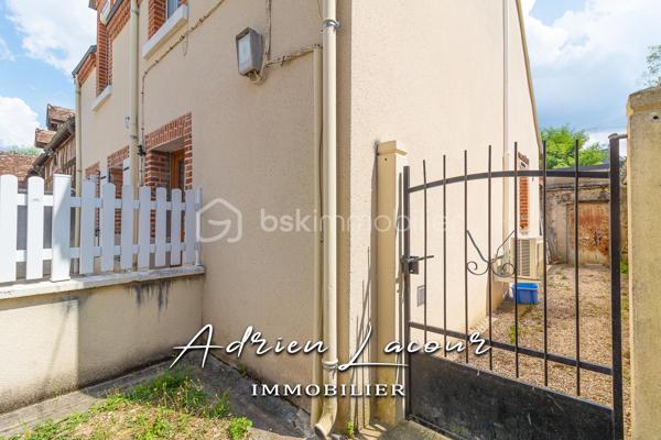 ROMORANTIN-LANTHENAY (41200) - JOLIE MAISON EN CENTRE VILLE, proche de la gare et au cœur de toutes les commodités, vous profiterez au rez-de-chaussée d’un salon/séjour, d'une cuisine aménagée et équipée avec cheminée ainsi que la climatisation réversible, d'une buanderie et d'une salle d'eau avec wc. A l'étage, un palier avec placards, 2 chambres dont une avec climatisation réversible et un cabinet de toilette avec wc et lavabo. Attenant à la cuisine, un préau fermé donnant accès à une petite courette sur le côté de la maison. Cour fermé sur le devant d'environ 35 m² avec portail.
Chauffage électrique et climatisation par pompe à chaleur air/air (Split)…
A découvrir rapidement!

Pour visiter et vous accompagner dans votre projet n'hésitez pas à me contacter, ADRIEN LACOUR.
- ESTIMATION GRATUITE DE VOTRE BIEN -