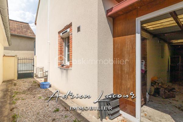 ROMORANTIN-LANTHENAY (41200) - JOLIE MAISON EN CENTRE VILLE, proche de la gare et au cœur de toutes les commodités, vous profiterez au rez-de-chaussée d’un salon/séjour, d'une cuisine aménagée et équipée avec cheminée ainsi que la climatisation réversible, d'une buanderie et d'une salle d'eau avec wc. A l'étage, un palier avec placards, 2 chambres dont une avec climatisation réversible et un cabinet de toilette avec wc et lavabo. Attenant à la cuisine, un préau fermé donnant accès à une petite courette sur le côté de la maison. Cour fermé sur le devant d'environ 35 m² avec portail.
Chauffage électrique et climatisation par pompe à chaleur air/air (Split)…
A découvrir rapidement!

Pour visiter et vous accompagner dans votre projet n'hésitez pas à me contacter, ADRIEN LACOUR.
- ESTIMATION GRATUITE DE VOTRE BIEN -
