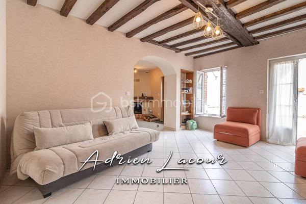 ROMORANTIN-LANTHENAY (41200) - JOLIE MAISON EN CENTRE VILLE, proche de la gare et au cœur de toutes les commodités, vous profiterez au rez-de-chaussée d’un salon/séjour, d'une cuisine aménagée et équipée avec cheminée ainsi que la climatisation réversible, d'une buanderie et d'une salle d'eau avec wc. A l'étage, un palier avec placards, 2 chambres dont une avec climatisation réversible et un cabinet de toilette avec wc et lavabo. Attenant à la cuisine, un préau fermé donnant accès à une petite courette sur le côté de la maison. Cour fermé sur le devant d'environ 35 m² avec portail.
Chauffage électrique et climatisation par pompe à chaleur air/air (Split)…
A découvrir rapidement!

Pour visiter et vous accompagner dans votre projet n'hésitez pas à me contacter, ADRIEN LACOUR.
- ESTIMATION GRATUITE DE VOTRE BIEN -