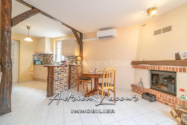 ROMORANTIN-LANTHENAY (41200) - JOLIE MAISON EN CENTRE VILLE, proche de la gare et au cœur de toutes les commodités, vous profiterez au rez-de-chaussée d’un salon/séjour, d'une cuisine aménagée et équipée avec cheminée ainsi que la climatisation réversible, d'une buanderie et d'une salle d'eau avec wc. A l'étage, un palier avec placards, 2 chambres dont une avec climatisation réversible et un cabinet de toilette avec wc et lavabo. Attenant à la cuisine, un préau fermé donnant accès à une petite courette sur le côté de la maison. Cour fermé sur le devant d'environ 35 m² avec portail.
Chauffage électrique et climatisation par pompe à chaleur air/air (Split)…
A découvrir rapidement!

Pour visiter et vous accompagner dans votre projet n'hésitez pas à me contacter, ADRIEN LACOUR.
- ESTIMATION GRATUITE DE VOTRE BIEN -