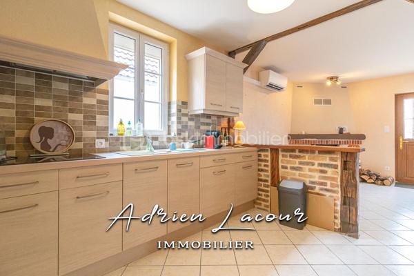 ROMORANTIN-LANTHENAY (41200) - JOLIE MAISON EN CENTRE VILLE, proche de la gare et au cœur de toutes les commodités, vous profiterez au rez-de-chaussée d’un salon/séjour, d'une cuisine aménagée et équipée avec cheminée ainsi que la climatisation réversible, d'une buanderie et d'une salle d'eau avec wc. A l'étage, un palier avec placards, 2 chambres dont une avec climatisation réversible et un cabinet de toilette avec wc et lavabo. Attenant à la cuisine, un préau fermé donnant accès à une petite courette sur le côté de la maison. Cour fermé sur le devant d'environ 35 m² avec portail.
Chauffage électrique et climatisation par pompe à chaleur air/air (Split)…
A découvrir rapidement!

Pour visiter et vous accompagner dans votre projet n'hésitez pas à me contacter, ADRIEN LACOUR.
- ESTIMATION GRATUITE DE VOTRE BIEN -