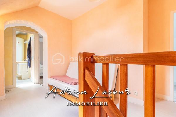 ROMORANTIN-LANTHENAY (41200) - JOLIE MAISON EN CENTRE VILLE, proche de la gare et au cœur de toutes les commodités, vous profiterez au rez-de-chaussée d’un salon/séjour, d'une cuisine aménagée et équipée avec cheminée ainsi que la climatisation réversible, d'une buanderie et d'une salle d'eau avec wc. A l'étage, un palier avec placards, 2 chambres dont une avec climatisation réversible et un cabinet de toilette avec wc et lavabo. Attenant à la cuisine, un préau fermé donnant accès à une petite courette sur le côté de la maison. Cour fermé sur le devant d'environ 35 m² avec portail.
Chauffage électrique et climatisation par pompe à chaleur air/air (Split)…
A découvrir rapidement!

Pour visiter et vous accompagner dans votre projet n'hésitez pas à me contacter, ADRIEN LACOUR.
- ESTIMATION GRATUITE DE VOTRE BIEN -