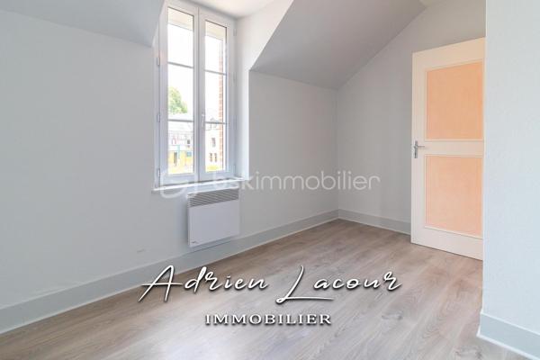 ROMORANTIN-LANTHENAY (41200) - JOLIE MAISON EN CENTRE VILLE, proche de la gare et au cœur de toutes les commodités, vous profiterez au rez-de-chaussée d’un salon/séjour, d'une cuisine aménagée et équipée avec cheminée ainsi que la climatisation réversible, d'une buanderie et d'une salle d'eau avec wc. A l'étage, un palier avec placards, 2 chambres dont une avec climatisation réversible et un cabinet de toilette avec wc et lavabo. Attenant à la cuisine, un préau fermé donnant accès à une petite courette sur le côté de la maison. Cour fermé sur le devant d'environ 35 m² avec portail.
Chauffage électrique et climatisation par pompe à chaleur air/air (Split)…
A découvrir rapidement!

Pour visiter et vous accompagner dans votre projet n'hésitez pas à me contacter, ADRIEN LACOUR.
- ESTIMATION GRATUITE DE VOTRE BIEN -