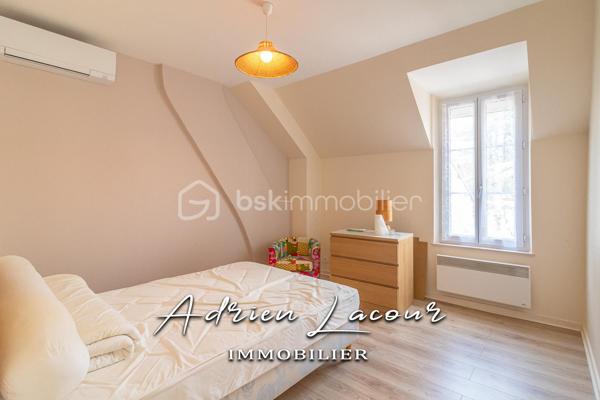 ROMORANTIN-LANTHENAY (41200) - JOLIE MAISON EN CENTRE VILLE, proche de la gare et au cœur de toutes les commodités, vous profiterez au rez-de-chaussée d’un salon/séjour, d'une cuisine aménagée et équipée avec cheminée ainsi que la climatisation réversible, d'une buanderie et d'une salle d'eau avec wc. A l'étage, un palier avec placards, 2 chambres dont une avec climatisation réversible et un cabinet de toilette avec wc et lavabo. Attenant à la cuisine, un préau fermé donnant accès à une petite courette sur le côté de la maison. Cour fermé sur le devant d'environ 35 m² avec portail.
Chauffage électrique et climatisation par pompe à chaleur air/air (Split)…
A découvrir rapidement!

Pour visiter et vous accompagner dans votre projet n'hésitez pas à me contacter, ADRIEN LACOUR.
- ESTIMATION GRATUITE DE VOTRE BIEN -