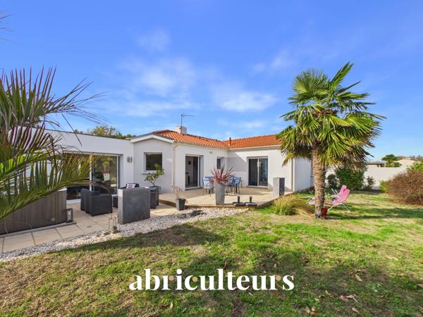 A l'entrée de Ste Pazanne, à 25 mn de Nantes, très belle maison contemporaine de plain pied sur terrain de 1000 m2