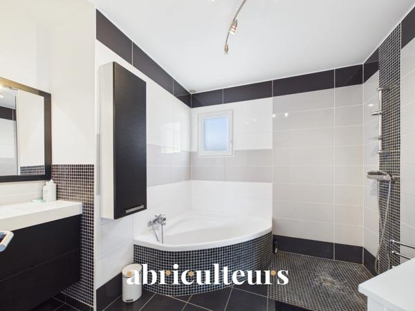 A l'entrée de Ste Pazanne, à 25 mn de Nantes, très belle maison contemporaine de plain pied sur terrain de 1000 m2