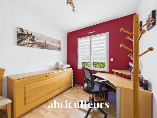 A l'entrée de Ste Pazanne, à 25 mn de Nantes, très belle maison contemporaine de plain pied sur terrain de 1000 m2