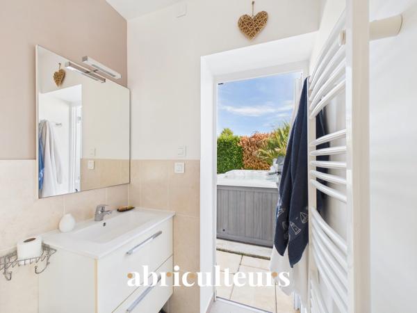 A l'entrée de Ste Pazanne, à 25 mn de Nantes, très belle maison contemporaine de plain pied sur terrain de 1000 m2