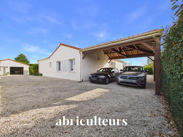 A l'entrée de Ste Pazanne, à 25 mn de Nantes, très belle maison contemporaine de plain pied sur terrain de 1000 m2