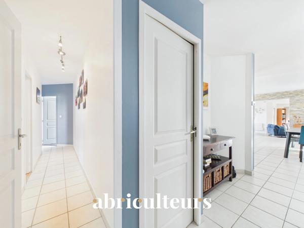 A l'entrée de Ste Pazanne, à 25 mn de Nantes, très belle maison contemporaine de plain pied sur terrain de 1000 m2