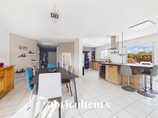 A l'entrée de Ste Pazanne, à 25 mn de Nantes, très belle maison contemporaine de plain pied sur terrain de 1000 m2