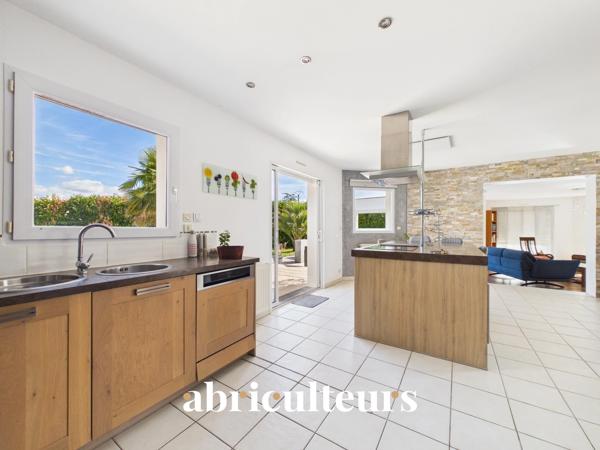 A l'entrée de Ste Pazanne, à 25 mn de Nantes, très belle maison contemporaine de plain pied sur terrain de 1000 m2
