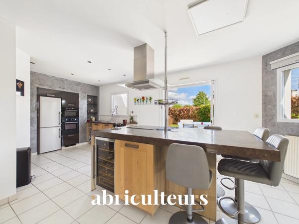 A l'entrée de Ste Pazanne, à 25 mn de Nantes, très belle maison contemporaine de plain pied sur terrain de 1000 m2