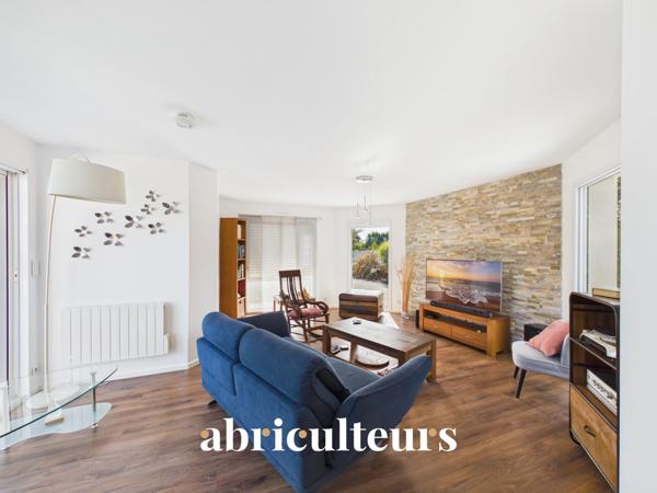 A l'entrée de Ste Pazanne, à 25 mn de Nantes, très belle maison contemporaine de plain pied sur terrain de 1000 m2