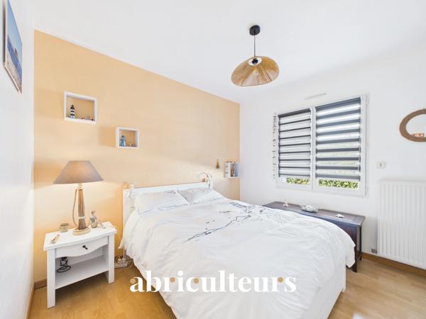 A l'entrée de Ste Pazanne, à 25 mn de Nantes, très belle maison contemporaine de plain pied sur terrain de 1000 m2