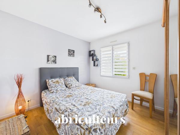A l'entrée de Ste Pazanne, à 25 mn de Nantes, très belle maison contemporaine de plain pied sur terrain de 1000 m2