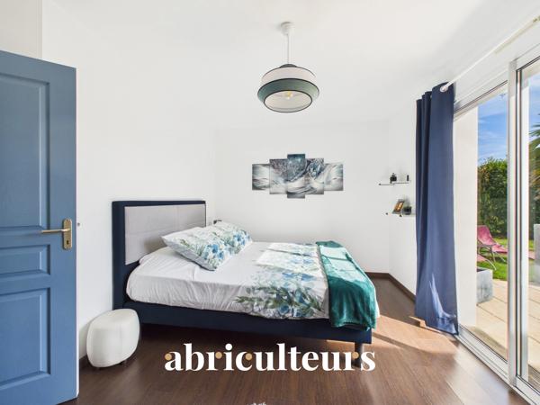 A l'entrée de Ste Pazanne, à 25 mn de Nantes, très belle maison contemporaine de plain pied sur terrain de 1000 m2