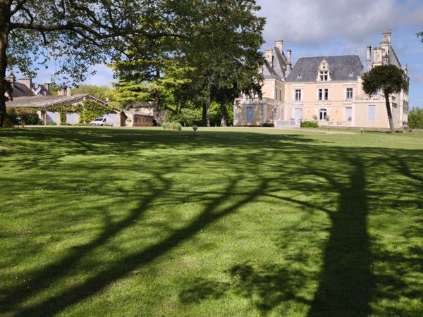 Charmant appartement en duplex de deux chambres au sein d'un magnifique domaine de château