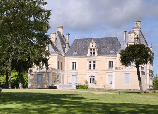 Charmant appartement en duplex de deux chambres au sein d'un magnifique domaine de château