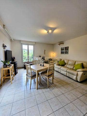 Duplex 4 pièces de 73 m² environ – Esprit maison, calme et luminosité

Situé dans un environnement résidentiel recherché, ce ravissant duplex de 73 m² environ séduit par son ambiance paisible, son agencement fonctionnel et son impression de maison individuelle, rare sur le secteur.

Au rez-de-chaussée, une entrée avec grand placard dessert une cuisine séparée, entièrement aménagée et équipée, ainsi qu’un séjour lumineux de 24 m² environ ouvrant sur un balcon sans vis-à-vis, idéal pour vos moments de détente.
L’étage, dédié à l’espace nuit, offre trois chambres, une salle de bains avec WC. Les combles sont également aménageables (devis déjà effectués).
2 places de parking et un local à vélo collectif complètent ce bien.
Le chauffage électrique assure un confort maîtrisé, et la disposition en duplex renforce le sentiment d’intimité et de tranquillité.

Ses atouts supplémentaires :
Luminosité et calme absolu. Environnement verdoyant, à proximité immédiate des promenades et d’un parcours de santé. École et collège à moins de 5 minutes à pied.
Commerces, supermarché, mairie et grand centre de santé accessibles en quelques minutes. Magny le hongre est une commune dynamique, agréable et recherchée.
Transports en commun et accès rapide à l’A4 pour rejoindre Paris ou le secteur Val d’Europe / La Vallée Village.
Investissement locatif très intéressant dans un secteur en très grande demande et très recherché.

Un bien rare alliant confort, sérénité et qualité de vie, idéal pour une famille ou un jeune couple en quête d’un cadre harmonieux aux portes de Paris et dans un secteur très attractif et dynamique tant sur le plan économique, social et emploi.