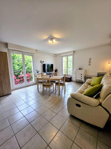 Duplex 4 pièces de 73 m² environ – Esprit maison, calme et luminosité

Situé dans un environnement résidentiel recherché, ce ravissant duplex de 73 m² environ séduit par son ambiance paisible, son agencement fonctionnel et son impression de maison individuelle, rare sur le secteur.

Au rez-de-chaussée, une entrée avec grand placard dessert une cuisine séparée, entièrement aménagée et équipée, ainsi qu’un séjour lumineux de 24 m² environ ouvrant sur un balcon sans vis-à-vis, idéal pour vos moments de détente.
L’étage, dédié à l’espace nuit, offre trois chambres, une salle de bains avec WC. Les combles sont également aménageables (devis déjà effectués).
2 places de parking et un local à vélo collectif complètent ce bien.
Le chauffage électrique assure un confort maîtrisé, et la disposition en duplex renforce le sentiment d’intimité et de tranquillité.

Ses atouts supplémentaires :
Luminosité et calme absolu. Environnement verdoyant, à proximité immédiate des promenades et d’un parcours de santé. École et collège à moins de 5 minutes à pied.
Commerces, supermarché, mairie et grand centre de santé accessibles en quelques minutes. Magny le hongre est une commune dynamique, agréable et recherchée.
Transports en commun et accès rapide à l’A4 pour rejoindre Paris ou le secteur Val d’Europe / La Vallée Village.
Investissement locatif très intéressant dans un secteur en très grande demande et très recherché.

Un bien rare alliant confort, sérénité et qualité de vie, idéal pour une famille ou un jeune couple en quête d’un cadre harmonieux aux portes de Paris et dans un secteur très attractif et dynamique tant sur le plan économique, social et emploi.