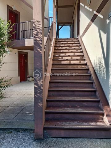 Duplex 4 pièces de 73 m² environ – Esprit maison, calme et luminosité

Situé dans un environnement résidentiel recherché, ce ravissant duplex de 73 m² environ séduit par son ambiance paisible, son agencement fonctionnel et son impression de maison individuelle, rare sur le secteur.

Au rez-de-chaussée, une entrée avec grand placard dessert une cuisine séparée, entièrement aménagée et équipée, ainsi qu’un séjour lumineux de 24 m² environ ouvrant sur un balcon sans vis-à-vis, idéal pour vos moments de détente.
L’étage, dédié à l’espace nuit, offre trois chambres, une salle de bains avec WC. Les combles sont également aménageables (devis déjà effectués).
2 places de parking et un local à vélo collectif complètent ce bien.
Le chauffage électrique assure un confort maîtrisé, et la disposition en duplex renforce le sentiment d’intimité et de tranquillité.

Ses atouts supplémentaires :
Luminosité et calme absolu. Environnement verdoyant, à proximité immédiate des promenades et d’un parcours de santé. École et collège à moins de 5 minutes à pied.
Commerces, supermarché, mairie et grand centre de santé accessibles en quelques minutes. Magny le hongre est une commune dynamique, agréable et recherchée.
Transports en commun et accès rapide à l’A4 pour rejoindre Paris ou le secteur Val d’Europe / La Vallée Village.
Investissement locatif très intéressant dans un secteur en très grande demande et très recherché.

Un bien rare alliant confort, sérénité et qualité de vie, idéal pour une famille ou un jeune couple en quête d’un cadre harmonieux aux portes de Paris et dans un secteur très attractif et dynamique tant sur le plan économique, social et emploi.