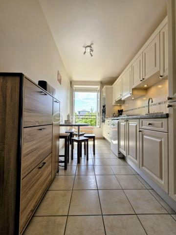 Duplex 4 pièces de 73 m² environ – Esprit maison, calme et luminosité

Situé dans un environnement résidentiel recherché, ce ravissant duplex de 73 m² environ séduit par son ambiance paisible, son agencement fonctionnel et son impression de maison individuelle, rare sur le secteur.

Au rez-de-chaussée, une entrée avec grand placard dessert une cuisine séparée, entièrement aménagée et équipée, ainsi qu’un séjour lumineux de 24 m² environ ouvrant sur un balcon sans vis-à-vis, idéal pour vos moments de détente.
L’étage, dédié à l’espace nuit, offre trois chambres, une salle de bains avec WC. Les combles sont également aménageables (devis déjà effectués).
2 places de parking et un local à vélo collectif complètent ce bien.
Le chauffage électrique assure un confort maîtrisé, et la disposition en duplex renforce le sentiment d’intimité et de tranquillité.

Ses atouts supplémentaires :
Luminosité et calme absolu. Environnement verdoyant, à proximité immédiate des promenades et d’un parcours de santé. École et collège à moins de 5 minutes à pied.
Commerces, supermarché, mairie et grand centre de santé accessibles en quelques minutes. Magny le hongre est une commune dynamique, agréable et recherchée.
Transports en commun et accès rapide à l’A4 pour rejoindre Paris ou le secteur Val d’Europe / La Vallée Village.
Investissement locatif très intéressant dans un secteur en très grande demande et très recherché.

Un bien rare alliant confort, sérénité et qualité de vie, idéal pour une famille ou un jeune couple en quête d’un cadre harmonieux aux portes de Paris et dans un secteur très attractif et dynamique tant sur le plan économique, social et emploi.