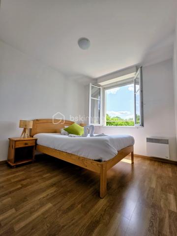 Duplex 4 pièces de 73 m² environ – Esprit maison, calme et luminosité

Situé dans un environnement résidentiel recherché, ce ravissant duplex de 73 m² environ séduit par son ambiance paisible, son agencement fonctionnel et son impression de maison individuelle, rare sur le secteur.

Au rez-de-chaussée, une entrée avec grand placard dessert une cuisine séparée, entièrement aménagée et équipée, ainsi qu’un séjour lumineux de 24 m² environ ouvrant sur un balcon sans vis-à-vis, idéal pour vos moments de détente.
L’étage, dédié à l’espace nuit, offre trois chambres, une salle de bains avec WC. Les combles sont également aménageables (devis déjà effectués).
2 places de parking et un local à vélo collectif complètent ce bien.
Le chauffage électrique assure un confort maîtrisé, et la disposition en duplex renforce le sentiment d’intimité et de tranquillité.

Ses atouts supplémentaires :
Luminosité et calme absolu. Environnement verdoyant, à proximité immédiate des promenades et d’un parcours de santé. École et collège à moins de 5 minutes à pied.
Commerces, supermarché, mairie et grand centre de santé accessibles en quelques minutes. Magny le hongre est une commune dynamique, agréable et recherchée.
Transports en commun et accès rapide à l’A4 pour rejoindre Paris ou le secteur Val d’Europe / La Vallée Village.
Investissement locatif très intéressant dans un secteur en très grande demande et très recherché.

Un bien rare alliant confort, sérénité et qualité de vie, idéal pour une famille ou un jeune couple en quête d’un cadre harmonieux aux portes de Paris et dans un secteur très attractif et dynamique tant sur le plan économique, social et emploi.