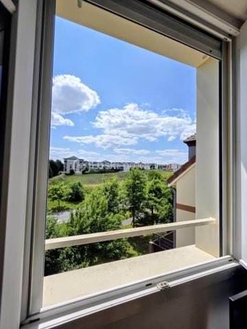 Duplex 4 pièces de 73 m² environ – Esprit maison, calme et luminosité

Situé dans un environnement résidentiel recherché, ce ravissant duplex de 73 m² environ séduit par son ambiance paisible, son agencement fonctionnel et son impression de maison individuelle, rare sur le secteur.

Au rez-de-chaussée, une entrée avec grand placard dessert une cuisine séparée, entièrement aménagée et équipée, ainsi qu’un séjour lumineux de 24 m² environ ouvrant sur un balcon sans vis-à-vis, idéal pour vos moments de détente.
L’étage, dédié à l’espace nuit, offre trois chambres, une salle de bains avec WC. Les combles sont également aménageables (devis déjà effectués).
2 places de parking et un local à vélo collectif complètent ce bien.
Le chauffage électrique assure un confort maîtrisé, et la disposition en duplex renforce le sentiment d’intimité et de tranquillité.

Ses atouts supplémentaires :
Luminosité et calme absolu. Environnement verdoyant, à proximité immédiate des promenades et d’un parcours de santé. École et collège à moins de 5 minutes à pied.
Commerces, supermarché, mairie et grand centre de santé accessibles en quelques minutes. Magny le hongre est une commune dynamique, agréable et recherchée.
Transports en commun et accès rapide à l’A4 pour rejoindre Paris ou le secteur Val d’Europe / La Vallée Village.
Investissement locatif très intéressant dans un secteur en très grande demande et très recherché.

Un bien rare alliant confort, sérénité et qualité de vie, idéal pour une famille ou un jeune couple en quête d’un cadre harmonieux aux portes de Paris et dans un secteur très attractif et dynamique tant sur le plan économique, social et emploi.