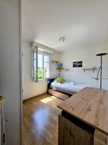 Duplex 4 pièces de 73 m² environ – Esprit maison, calme et luminosité

Situé dans un environnement résidentiel recherché, ce ravissant duplex de 73 m² environ séduit par son ambiance paisible, son agencement fonctionnel et son impression de maison individuelle, rare sur le secteur.

Au rez-de-chaussée, une entrée avec grand placard dessert une cuisine séparée, entièrement aménagée et équipée, ainsi qu’un séjour lumineux de 24 m² environ ouvrant sur un balcon sans vis-à-vis, idéal pour vos moments de détente.
L’étage, dédié à l’espace nuit, offre trois chambres, une salle de bains avec WC. Les combles sont également aménageables (devis déjà effectués).
2 places de parking et un local à vélo collectif complètent ce bien.
Le chauffage électrique assure un confort maîtrisé, et la disposition en duplex renforce le sentiment d’intimité et de tranquillité.

Ses atouts supplémentaires :
Luminosité et calme absolu. Environnement verdoyant, à proximité immédiate des promenades et d’un parcours de santé. École et collège à moins de 5 minutes à pied.
Commerces, supermarché, mairie et grand centre de santé accessibles en quelques minutes. Magny le hongre est une commune dynamique, agréable et recherchée.
Transports en commun et accès rapide à l’A4 pour rejoindre Paris ou le secteur Val d’Europe / La Vallée Village.
Investissement locatif très intéressant dans un secteur en très grande demande et très recherché.

Un bien rare alliant confort, sérénité et qualité de vie, idéal pour une famille ou un jeune couple en quête d’un cadre harmonieux aux portes de Paris et dans un secteur très attractif et dynamique tant sur le plan économique, social et emploi.