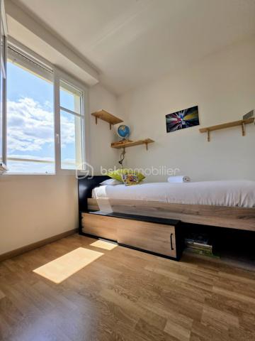 Duplex 4 pièces de 73 m² environ – Esprit maison, calme et luminosité

Situé dans un environnement résidentiel recherché, ce ravissant duplex de 73 m² environ séduit par son ambiance paisible, son agencement fonctionnel et son impression de maison individuelle, rare sur le secteur.

Au rez-de-chaussée, une entrée avec grand placard dessert une cuisine séparée, entièrement aménagée et équipée, ainsi qu’un séjour lumineux de 24 m² environ ouvrant sur un balcon sans vis-à-vis, idéal pour vos moments de détente.
L’étage, dédié à l’espace nuit, offre trois chambres, une salle de bains avec WC. Les combles sont également aménageables (devis déjà effectués).
2 places de parking et un local à vélo collectif complètent ce bien.
Le chauffage électrique assure un confort maîtrisé, et la disposition en duplex renforce le sentiment d’intimité et de tranquillité.

Ses atouts supplémentaires :
Luminosité et calme absolu. Environnement verdoyant, à proximité immédiate des promenades et d’un parcours de santé. École et collège à moins de 5 minutes à pied.
Commerces, supermarché, mairie et grand centre de santé accessibles en quelques minutes. Magny le hongre est une commune dynamique, agréable et recherchée.
Transports en commun et accès rapide à l’A4 pour rejoindre Paris ou le secteur Val d’Europe / La Vallée Village.
Investissement locatif très intéressant dans un secteur en très grande demande et très recherché.

Un bien rare alliant confort, sérénité et qualité de vie, idéal pour une famille ou un jeune couple en quête d’un cadre harmonieux aux portes de Paris et dans un secteur très attractif et dynamique tant sur le plan économique, social et emploi.