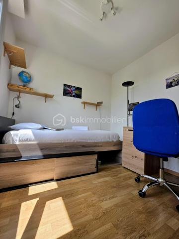 Duplex 4 pièces de 73 m² environ – Esprit maison, calme et luminosité

Situé dans un environnement résidentiel recherché, ce ravissant duplex de 73 m² environ séduit par son ambiance paisible, son agencement fonctionnel et son impression de maison individuelle, rare sur le secteur.

Au rez-de-chaussée, une entrée avec grand placard dessert une cuisine séparée, entièrement aménagée et équipée, ainsi qu’un séjour lumineux de 24 m² environ ouvrant sur un balcon sans vis-à-vis, idéal pour vos moments de détente.
L’étage, dédié à l’espace nuit, offre trois chambres, une salle de bains avec WC. Les combles sont également aménageables (devis déjà effectués).
2 places de parking et un local à vélo collectif complètent ce bien.
Le chauffage électrique assure un confort maîtrisé, et la disposition en duplex renforce le sentiment d’intimité et de tranquillité.

Ses atouts supplémentaires :
Luminosité et calme absolu. Environnement verdoyant, à proximité immédiate des promenades et d’un parcours de santé. École et collège à moins de 5 minutes à pied.
Commerces, supermarché, mairie et grand centre de santé accessibles en quelques minutes. Magny le hongre est une commune dynamique, agréable et recherchée.
Transports en commun et accès rapide à l’A4 pour rejoindre Paris ou le secteur Val d’Europe / La Vallée Village.
Investissement locatif très intéressant dans un secteur en très grande demande et très recherché.

Un bien rare alliant confort, sérénité et qualité de vie, idéal pour une famille ou un jeune couple en quête d’un cadre harmonieux aux portes de Paris et dans un secteur très attractif et dynamique tant sur le plan économique, social et emploi.