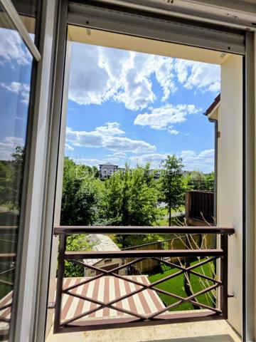Duplex 4 pièces de 73 m² environ – Esprit maison, calme et luminosité

Situé dans un environnement résidentiel recherché, ce ravissant duplex de 73 m² environ séduit par son ambiance paisible, son agencement fonctionnel et son impression de maison individuelle, rare sur le secteur.

Au rez-de-chaussée, une entrée avec grand placard dessert une cuisine séparée, entièrement aménagée et équipée, ainsi qu’un séjour lumineux de 24 m² environ ouvrant sur un balcon sans vis-à-vis, idéal pour vos moments de détente.
L’étage, dédié à l’espace nuit, offre trois chambres, une salle de bains avec WC. Les combles sont également aménageables (devis déjà effectués).
2 places de parking et un local à vélo collectif complètent ce bien.
Le chauffage électrique assure un confort maîtrisé, et la disposition en duplex renforce le sentiment d’intimité et de tranquillité.

Ses atouts supplémentaires :
Luminosité et calme absolu. Environnement verdoyant, à proximité immédiate des promenades et d’un parcours de santé. École et collège à moins de 5 minutes à pied.
Commerces, supermarché, mairie et grand centre de santé accessibles en quelques minutes. Magny le hongre est une commune dynamique, agréable et recherchée.
Transports en commun et accès rapide à l’A4 pour rejoindre Paris ou le secteur Val d’Europe / La Vallée Village.
Investissement locatif très intéressant dans un secteur en très grande demande et très recherché.

Un bien rare alliant confort, sérénité et qualité de vie, idéal pour une famille ou un jeune couple en quête d’un cadre harmonieux aux portes de Paris et dans un secteur très attractif et dynamique tant sur le plan économique, social et emploi.
