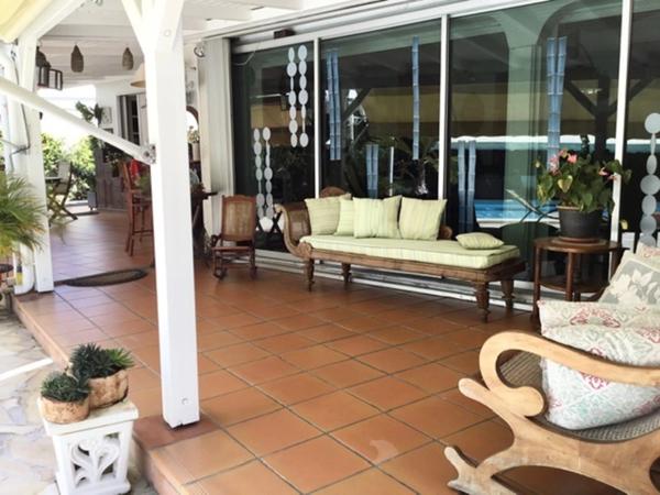 Villa et dépendances, piscine, à vendre 10 pièces BAIE MAHAULT (971)